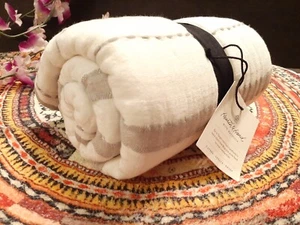 CUSCINO CUORE MANO MAGNOLIA EURO FINTA ~ STRISCIA INTRECCIATA Jet Gray/Bianco ~ Nuovo con etichette - Foto 1 di 4