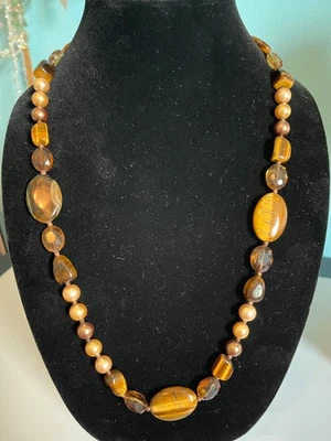 Collar Vintage Tono Latón Ojo de Tigre y Perlas Imitadas 36" Marcado AV Foto 1 de 4