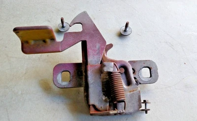 Hood Latch 1999-2004 Ford Mustang - Изображение 1 из 4