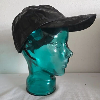 GORRA DE BÉISBOL UGG TODO GÉNERO O/S NYLON NEGRA CON LOGOTIPO GRÁFICO DISPERSO NUEVA $40 Foto 1 de 4