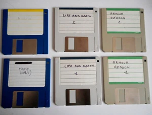 LOT disquettes jeux AMIGA : ARMOUR GEDDON, LIFE & DEATH, ASTATE, KING PIN games - Foto 1 di 8