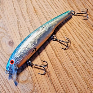 Manns LM Jerk Wobbler Crankbait schwimmend Hecht Zander Wels Barsch Köder #647 - Bild 1 von 2