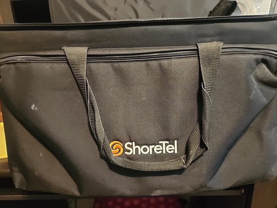 Juego de demostración de 5 teléfonos Shoretel con estuche Foto 1 de 4