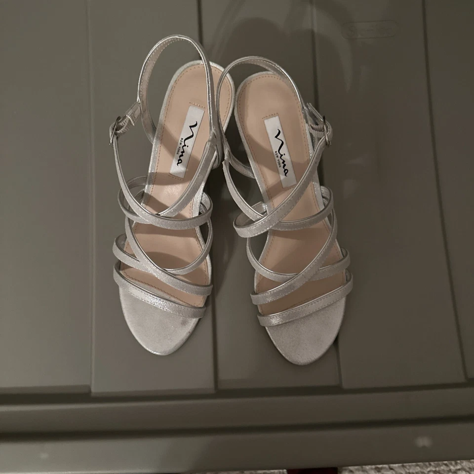 Sandália Feminina Nina New York Genaya Prata Refletir Vestido Sucata EUA Tamanho 9 M - Imagem 1 de 4