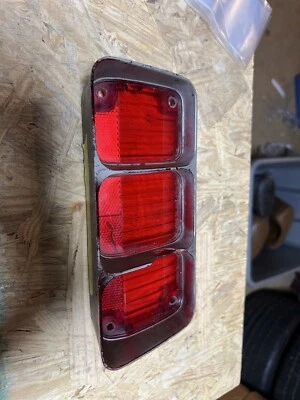 Lente de luz trasera Oldsmobile Cutlass 1972 #7 dañada 5965251 Foto 1 de 4