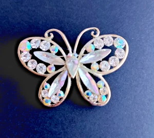 Broche mariposa vintage tono dorado con pedrería transparente y arco iris 2 x 1,5" en muy buena condición - Imagen 1 de 2