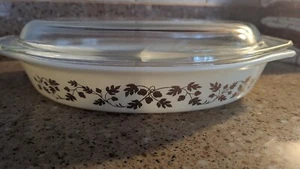 PYREX VINTAGE Divided DISH casserole GOLD LEAF ACORNS With Lid - Picture 1 of 4