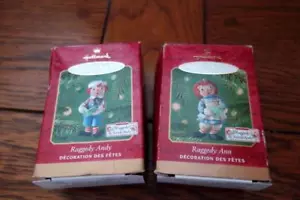 Dos (2) Adornos Hallmark 2001 Raggedy Ann y Raggedy Andy en caja - Imagen 1 de 4