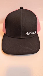 Sombrero de camionero Hurley para mujer negro delantero rosa trasero letras blancas - Imagen 1 de 5