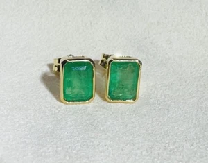 Juego de aretes con bisel de oro amarillo macizo y esmeralda natural de 2 quilates de 8x6 mm - Imagen 1 de 8