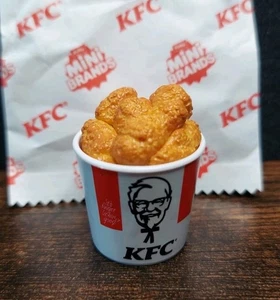 ZURU MINI BRANDS KFC Bucket Of Chicken Mini Figur selten - Bild 1 von 4