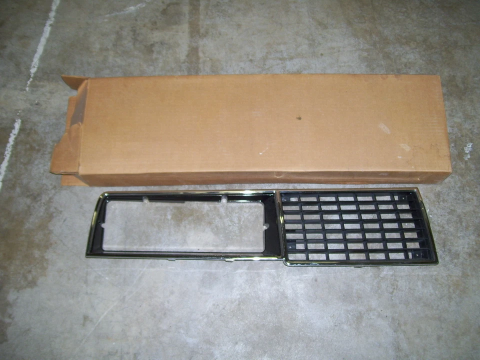 NOS GM RH Grille Headlight Surround Olds Cutlass Ciera Chevy Celebrity 10026895 - Imagem 1 de 1