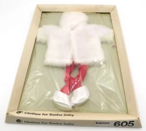 Conjunto Muñeca Bebé Sasha Vintage en Caja 605 Abrigo Esquimal Blanco Rojo - Imagen 1 de 5