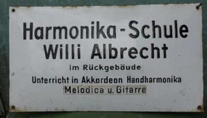 schönes Emailschild Harmonika Schule Willi Albrecht - Bild 1 von 7