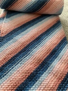 Handgestrickte Babydecke hell neu Babygeschenk 66cmx66cm super weich - Bild 1 von 10