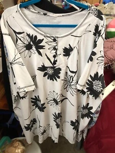 Dressy White Blouse; black flowers; 3x; 30 inches long - Bild 1 von 1