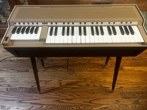 Órgano acorde de aire GE General Electric de pie de colección N3815A marrón funciona muy bien - Imagen 1 de 9