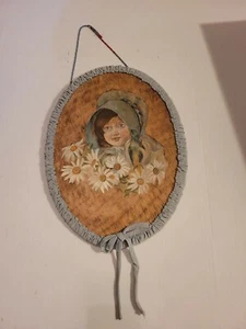 Antico cofano ovale vintage in legno per bambina opera d'arte - Foto 1 di 9