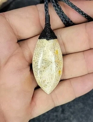 Colgante gota coral fosilizado estilo polinesio, maorí, hawaiano. Foto 1 de 4