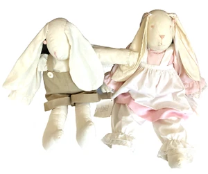 Vintage Handarbeit 21" Land Stoff Hase Junge und Mädchen Hasen in Kleid & Hose - Bild 1 von 13