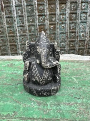 Antigua escultura del dios hindú Ganesha tallada a mano de piedra negra años 1700’s Foto 1 de 4