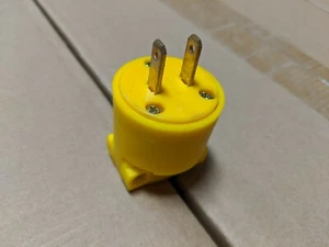 Enchufe de cable de vinilo amarillo de grado comercial 15A 125V 2 polos 2 cables NEMA 1-15P - Imagen 1 de 5