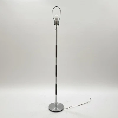 Lámpara de pie moderna Mid-Century de metal cepillado en altura ajustable y madera Foto 1 de 4