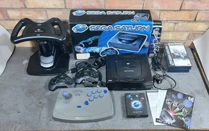 Sega Saturn Konsole mit Box, Controller, Lenkrad, Virtua Stick & Spiele - Bild 1 von 24