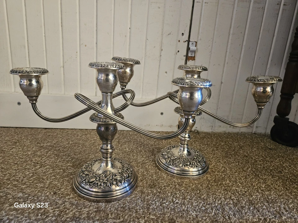 Par de castiçais S. Kirk and Son Sterling Sliver Repousse - Imagem 1 de 4