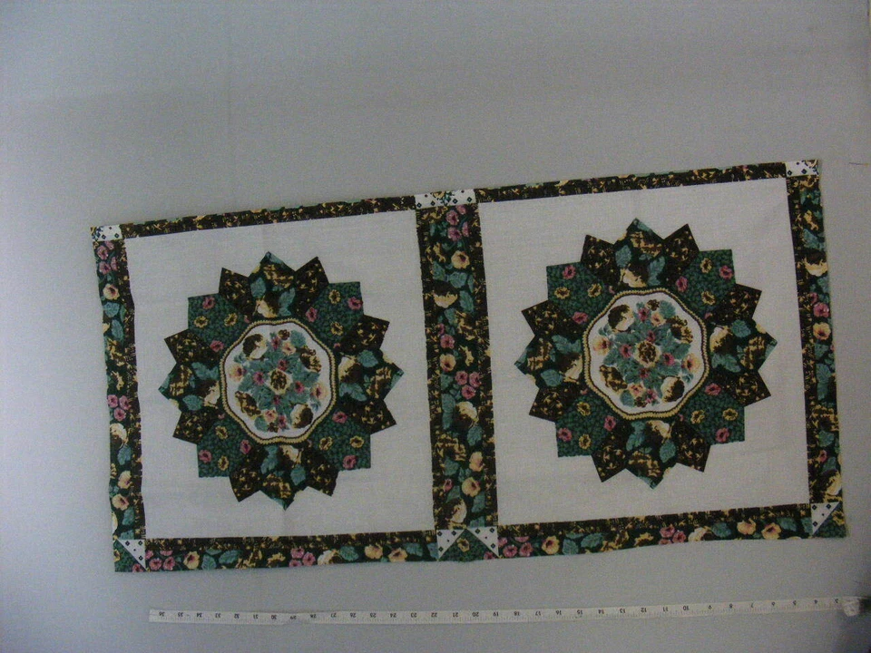 Panel de dos almohadas, "Salem Star marrón y verde", 35 1/2" x 17 1/2", mezcla de algodón Mater Foto 1 de 1