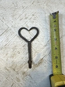 Antigua percha de hierro forjado forjado a mano en forma de corazón - Imagen 1 de 3