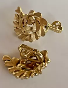Vintage Crown TRIFARI clip Earrings, great condition, gift for her💥 - Picture 1 of 5