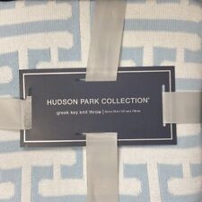 HUDSON PARK SAMMLUNGHudson Park Collection griechischer Schlüssel Strickwurf. Weiß/Aqua