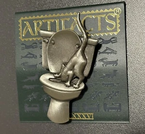 Vintage J.J. Jonette Brosche 2,5x1,25" Zinn Katze trinkt aus Toilette 0019 - Bild 1 von 3