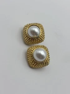 Vintage made in USA Clip-On Earrings Round Goldtone Faux Pearl Center (J15) - Picture 1 of 3