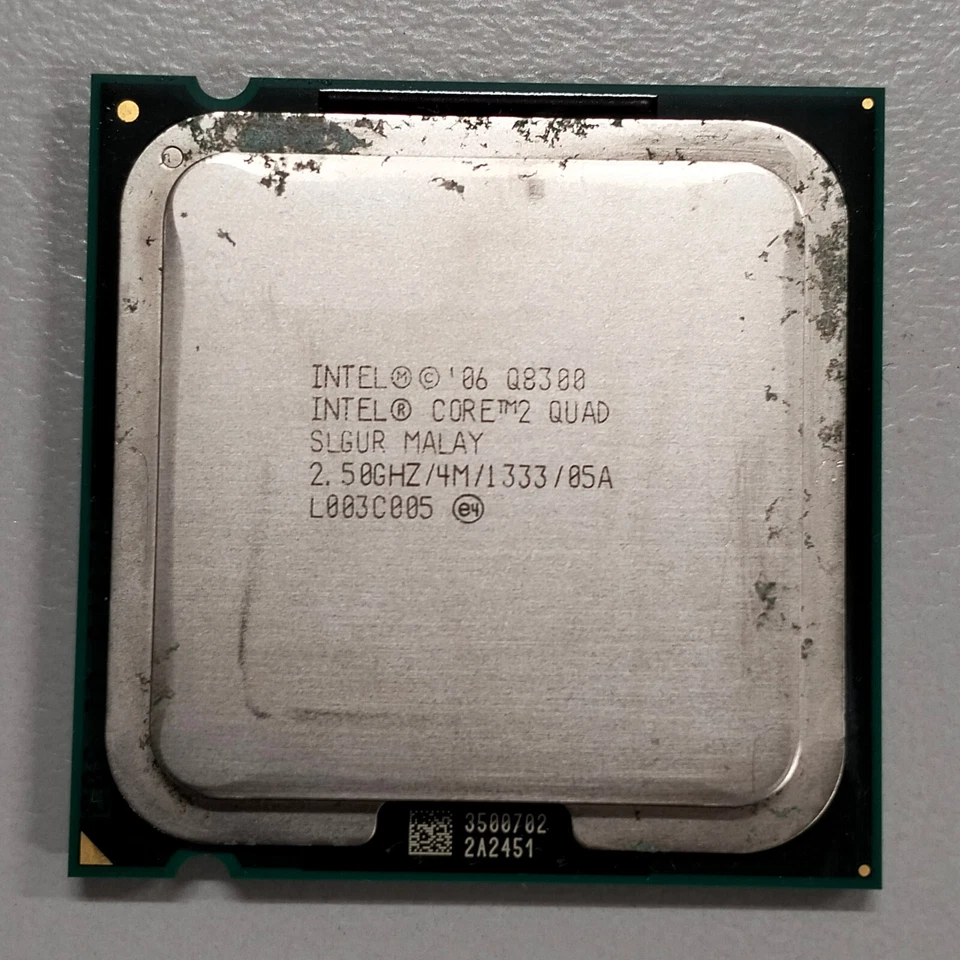 Intel Core 2 Quad Q8300 Yorkfield 32-bit LGA 775 2.5 GHz 4 core 95W CPU SLGUR - Image 1 of 4