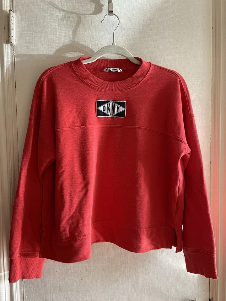 Suéter Suéter DKNY Vintage Rojo Cuello Redondo Logo Talla Mediana Foto 1 de 4