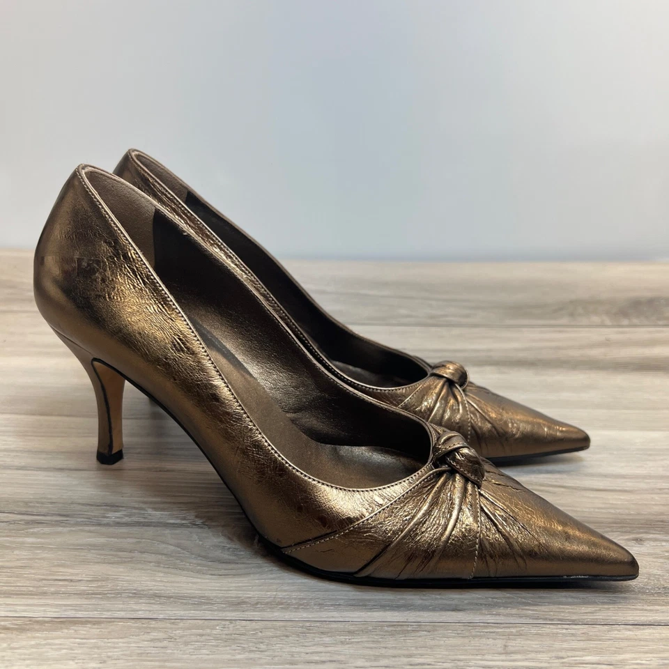 Bomba de couro Versani feminina tamanho 9,5B biqueira pontiaguda bronze feita na Itália - Imagem 1 de 4