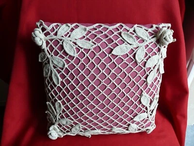 Coussin ancien dentelle au crochet en lin décor floral fin XIX début XXème - Photo 1/4