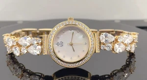 SCHMUCKJAGD DAMEN UHR IP GELBGOLD ZIRKONIA, KRISTALLEN + PERLMUTT ZB - Bild 1 von 4