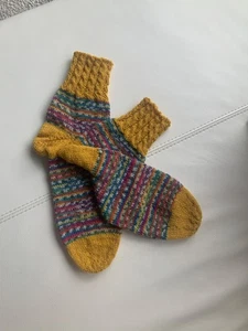 Traumhaft schöne Socken, handgestrickt in curry, blau, grün,lila,weiss Mix Gr.41 - Bild 1 von 1