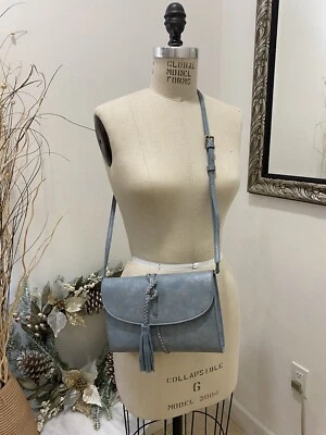 "Bolso Bandolera Anthropologie Gamuza Borlas Metálico Azul-Gris Nuevo con Etiquetas 9.5""w" Foto 1 de 4