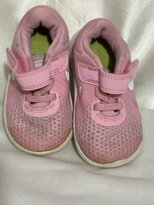 Zapatos Nike Revolution rosa para niños pequeños. 5c Rosa Con Swoosh Blanco. Muy rosa sin gris Foto 1 de 4