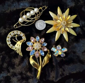 Vintage STRASS BROSCHEN KONVOLUT Blumen Wirbel goldfarben & Perlen edel Grannycore - Bild 1 von 11