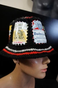 Vintage Bier 70er Jahre Handarbeit Strick gehäkelt Bierdose Panel Mütze Retro Hut Brauen - Bild 1 von 8