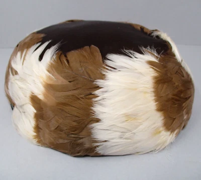 Sombrero Pastillero Vintage Plumas Marrón y Crema Hecho a Mano por Gini Johnson Foto 1 de 4