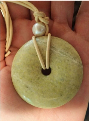 Colgante Donut de Jaspe Natural Grande en Cuero Crema con Perla Grande. 2 pulgadas Foto 1 de 4