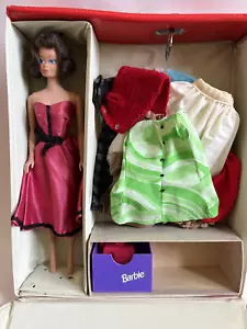 Ancienne mallette de transport Barbie avec poupée brune Midge, clone tenues fait main années 60 - Photo 1/17
