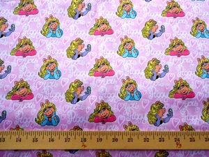Ms. Piggy Satin Stoff I Love You Schweinchen Disney Muppets rosa Herzen BTY - Bild 1 von 2