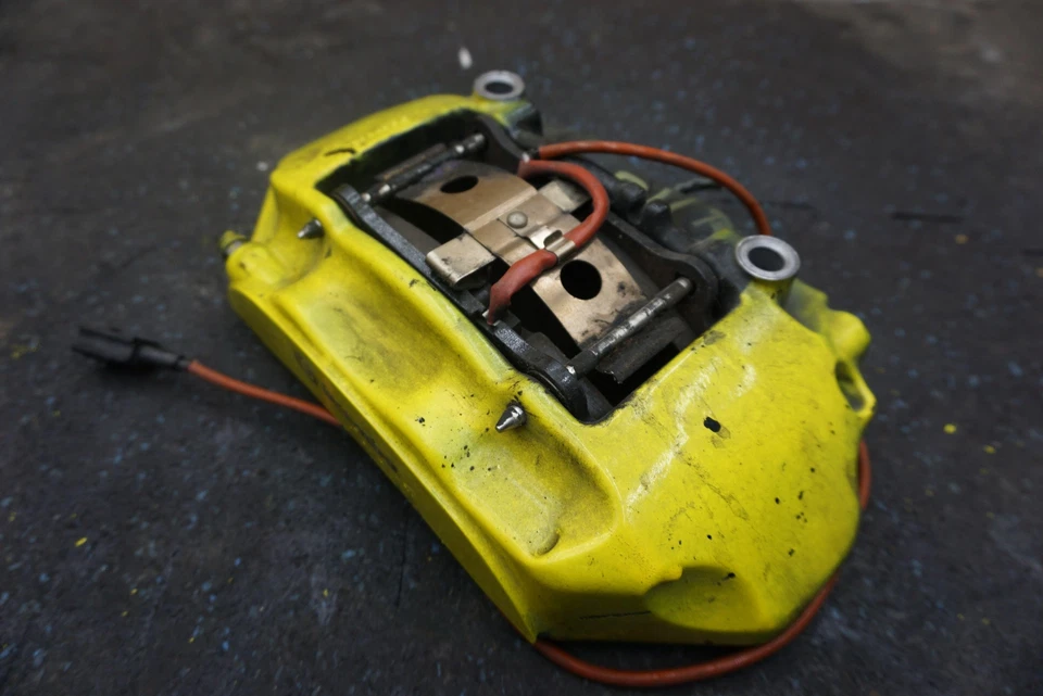 Pinça de freio traseira direita do passageiro lateral 311665 fabricante de equipamento original Ferrari California T 2015 - Imagem 1 de 4